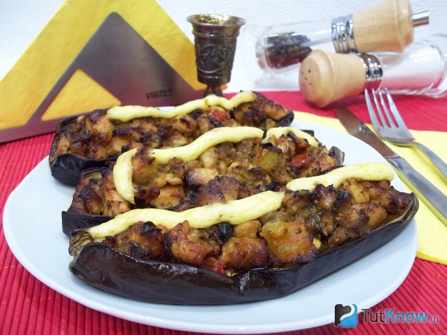 Готовые баклажаны, фаршированные курицей