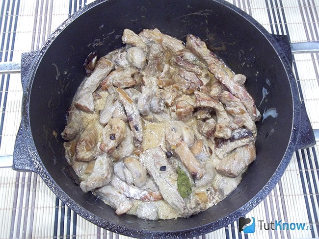 Мясо с шампиньонами на сковороде со сметаной пошагово Мясо с шампиньонами на сковороде со сметаной пошагово
