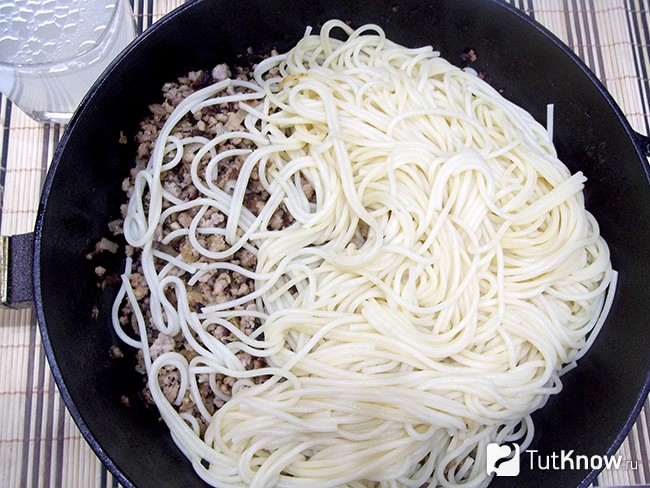 Спагетти и фарш соединены в сковороде