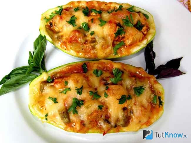 Кабачки запеченные с курицей и грибами