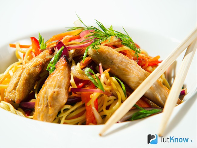 Лапша удон с курицей и овощами