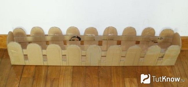 Собранный заборчик из картона