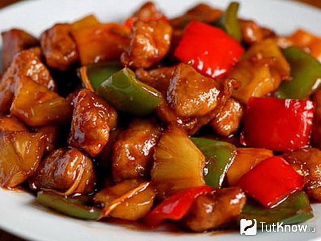 Мясо по-китайски с курицей и помидорами