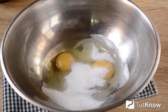Яйца и сахар в миске