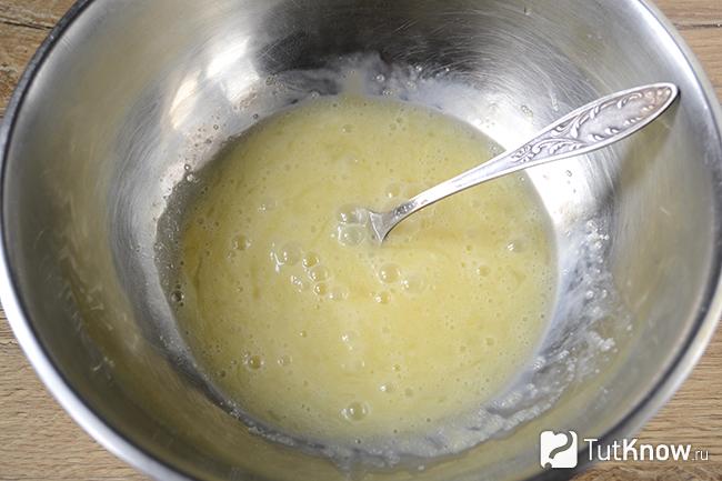Взбитые яйца с сахаром в глубокой миске