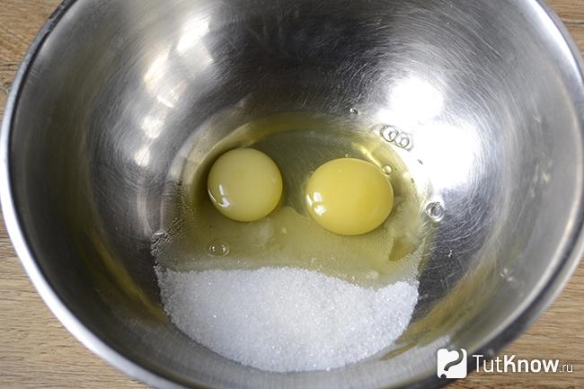 Яйца с сахаром в мисочке