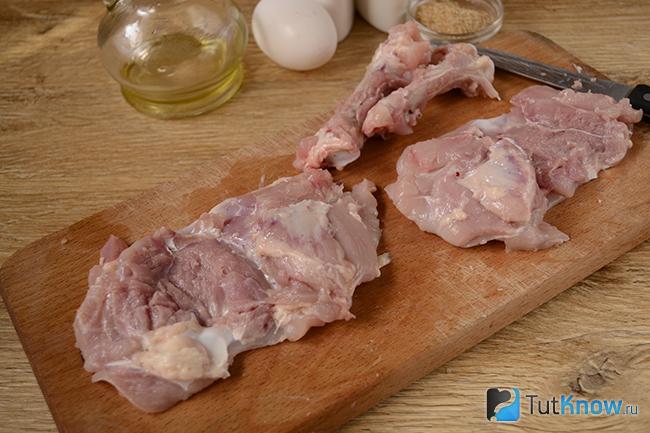 Куриные бедра отбивные рецепт. 1510220594 2. Куриные бедра отбивные рецепт фото. Куриные бедра отбивные рецепт-1510220594 2. картинка Куриные бедра отбивные рецепт. картинка 1510220594 2. Прекрасный вариант приготовления курицы. Такие отбивные из бедрышек в домашних условиях можно не только подать к столу, но даже взять с собой. Употреблять в пищу их можно не только горячими, но даже холодными. Не забудьте перед приготовлением немного отбить мясо, обвалять его в соусе и сухарях.