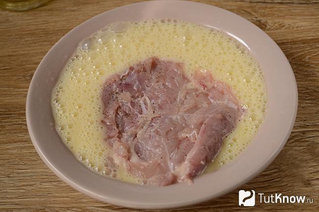 Куриные бедра отбивные рецепт. 1510220626 5. Куриные бедра отбивные рецепт фото. Куриные бедра отбивные рецепт-1510220626 5. картинка Куриные бедра отбивные рецепт. картинка 1510220626 5. Прекрасный вариант приготовления курицы. Такие отбивные из бедрышек в домашних условиях можно не только подать к столу, но даже взять с собой. Употреблять в пищу их можно не только горячими, но даже холодными. Не забудьте перед приготовлением немного отбить мясо, обвалять его в соусе и сухарях.