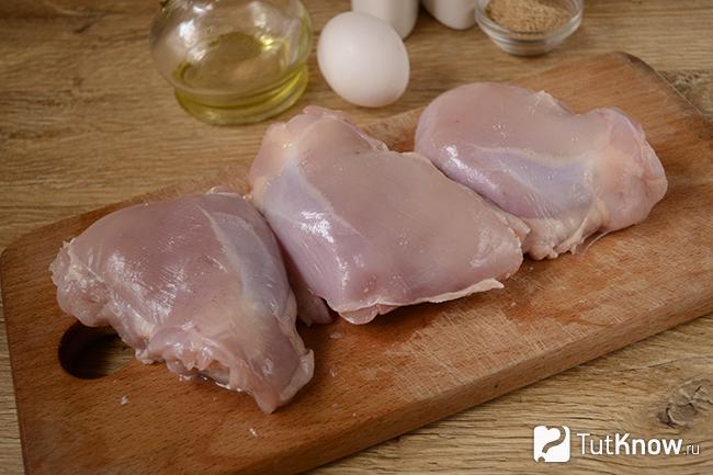 Куриные бедра отбивные рецепт. 1510220629 1. Куриные бедра отбивные рецепт фото. Куриные бедра отбивные рецепт-1510220629 1. картинка Куриные бедра отбивные рецепт. картинка 1510220629 1. Прекрасный вариант приготовления курицы. Такие отбивные из бедрышек в домашних условиях можно не только подать к столу, но даже взять с собой. Употреблять в пищу их можно не только горячими, но даже холодными. Не забудьте перед приготовлением немного отбить мясо, обвалять его в соусе и сухарях.