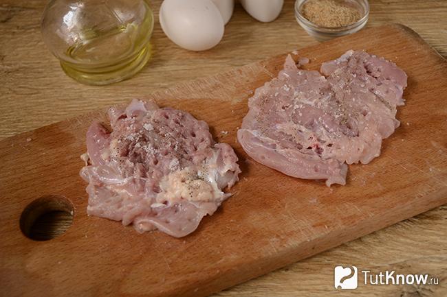 Куриные бедра отбивные рецепт. 1510220638 4. Куриные бедра отбивные рецепт фото. Куриные бедра отбивные рецепт-1510220638 4. картинка Куриные бедра отбивные рецепт. картинка 1510220638 4. Прекрасный вариант приготовления курицы. Такие отбивные из бедрышек в домашних условиях можно не только подать к столу, но даже взять с собой. Употреблять в пищу их можно не только горячими, но даже холодными. Не забудьте перед приготовлением немного отбить мясо, обвалять его в соусе и сухарях.