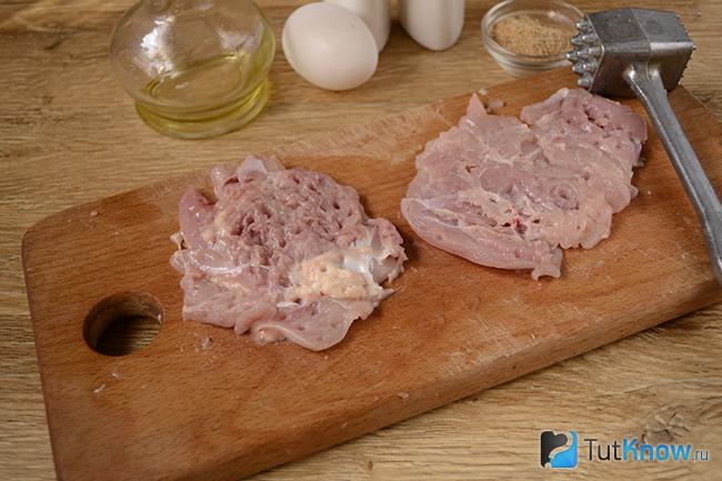 Куриные бедра отбивные рецепт. 1510220667 3. Куриные бедра отбивные рецепт фото. Куриные бедра отбивные рецепт-1510220667 3. картинка Куриные бедра отбивные рецепт. картинка 1510220667 3. Прекрасный вариант приготовления курицы. Такие отбивные из бедрышек в домашних условиях можно не только подать к столу, но даже взять с собой. Употреблять в пищу их можно не только горячими, но даже холодными. Не забудьте перед приготовлением немного отбить мясо, обвалять его в соусе и сухарях.