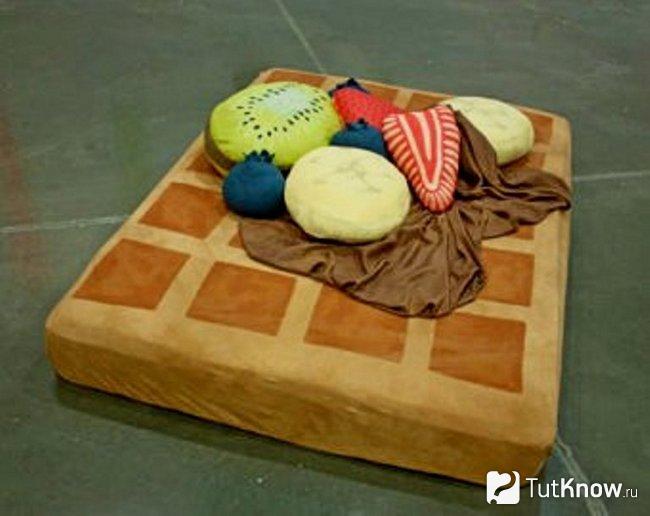 Как выглядит готовая подушка-вафелька с фруктами и ягодами