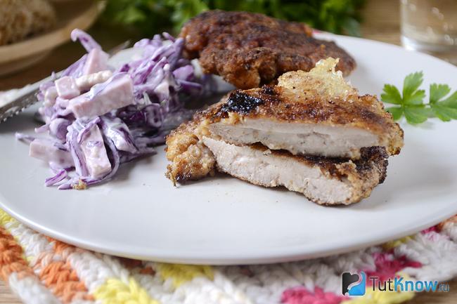 Куриные бедра отбивные рецепт. 1510220589 9. Куриные бедра отбивные рецепт фото. Куриные бедра отбивные рецепт-1510220589 9. картинка Куриные бедра отбивные рецепт. картинка 1510220589 9. Прекрасный вариант приготовления курицы. Такие отбивные из бедрышек в домашних условиях можно не только подать к столу, но даже взять с собой. Употреблять в пищу их можно не только горячими, но даже холодными. Не забудьте перед приготовлением немного отбить мясо, обвалять его в соусе и сухарях.