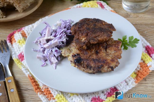 Куриные бедра отбивные рецепт. 1510220591 8. Куриные бедра отбивные рецепт фото. Куриные бедра отбивные рецепт-1510220591 8. картинка Куриные бедра отбивные рецепт. картинка 1510220591 8. Прекрасный вариант приготовления курицы. Такие отбивные из бедрышек в домашних условиях можно не только подать к столу, но даже взять с собой. Употреблять в пищу их можно не только горячими, но даже холодными. Не забудьте перед приготовлением немного отбить мясо, обвалять его в соусе и сухарях.
