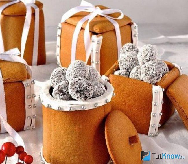 Коробочки с новогодними сладостями