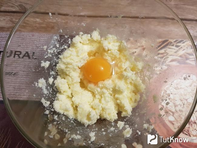 Добавляем яйцо и соль
