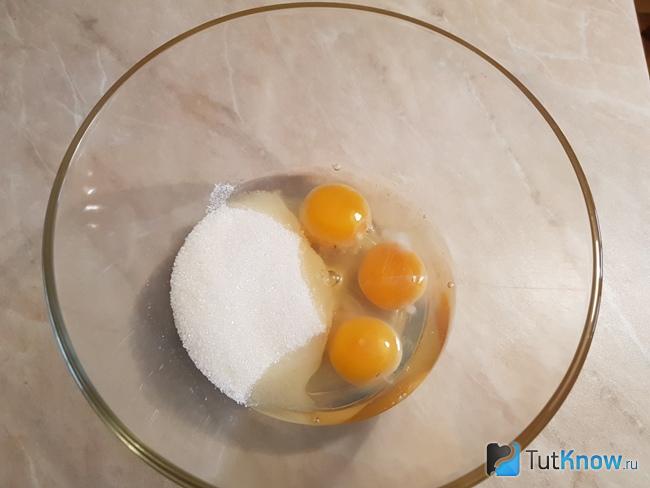 Соединяем яйца с сахаром