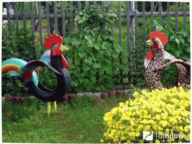 Две фигурки петухов для дачи
