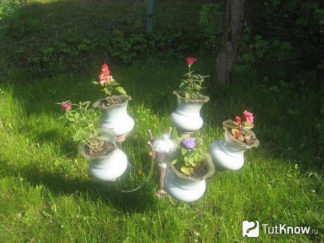 Дачный цветник из старой люстры