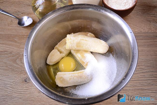 Очищенные бананы, сырое яйцо и сахар в миске