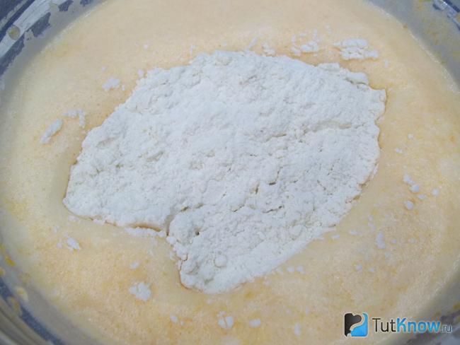 Мука добавлена в тесто для оладий на молоке с тыквой