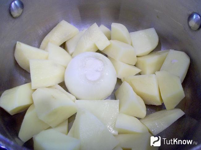 Картофель нарезан кубиками и сложен в кастрюлю