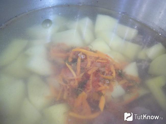 В кастрюля добавлена приправа для супа и картошка отправлена на плиту вариться