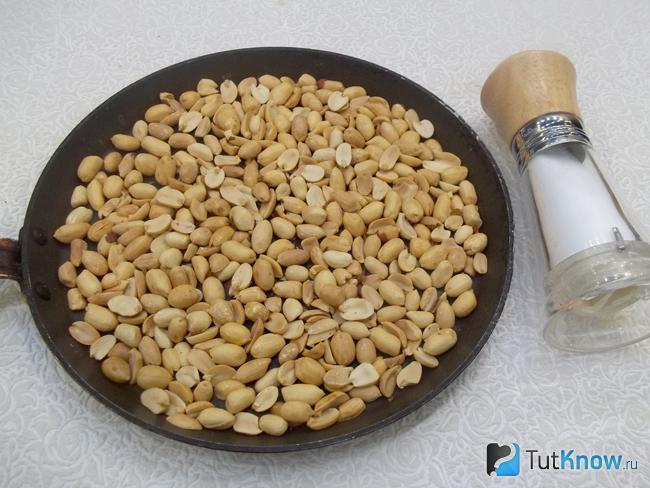 Чищеный арахис выложен в сковороду