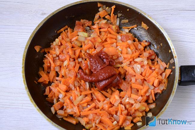 Помидоры и томатная паста добавлены к моркови и луку