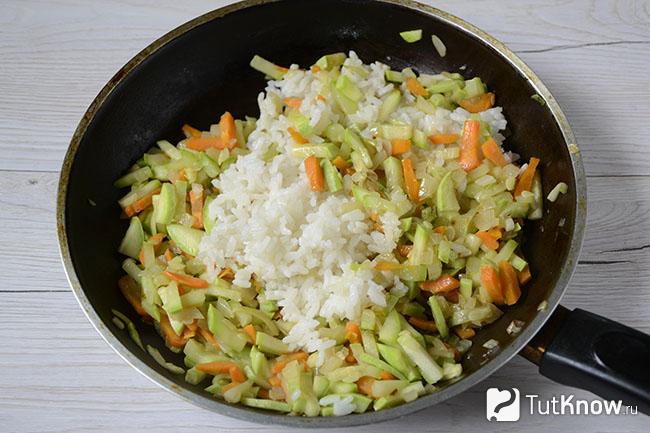 Рис добавлен в сковороду к овощам