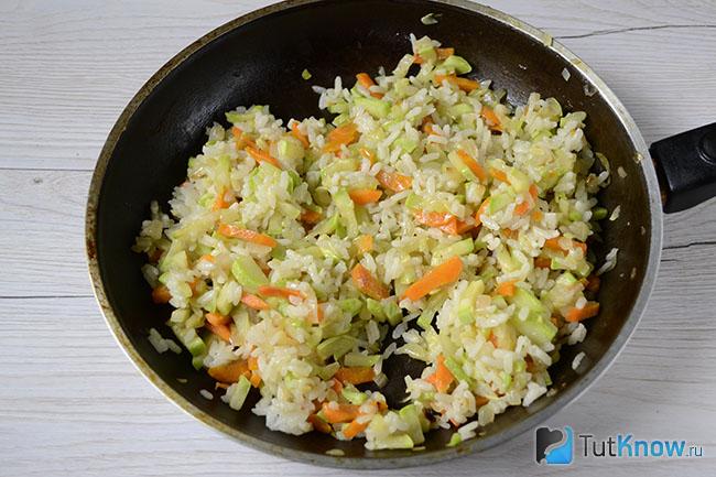 Рис и овощи после совместной прожарки