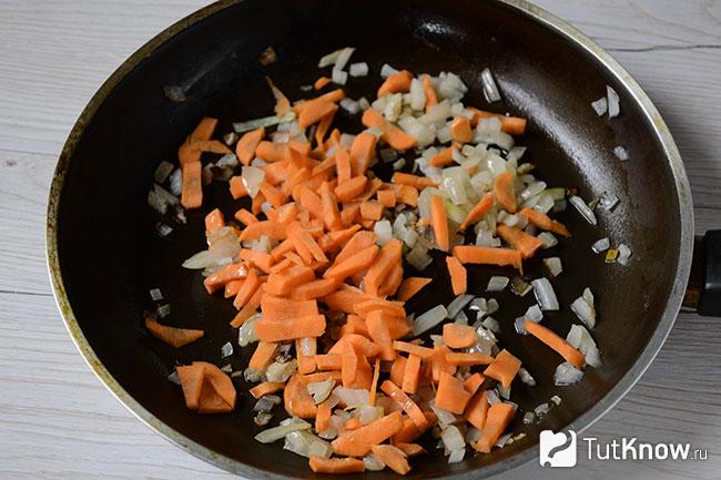 Морковь добавлена в сковороду к луку и чесноку