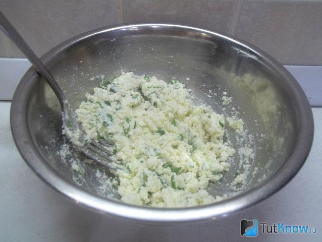 Готовая начинка для блинов из сыра, огурцов и зелени