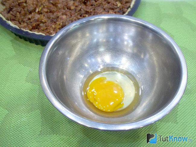 Яйца вылиты в миску