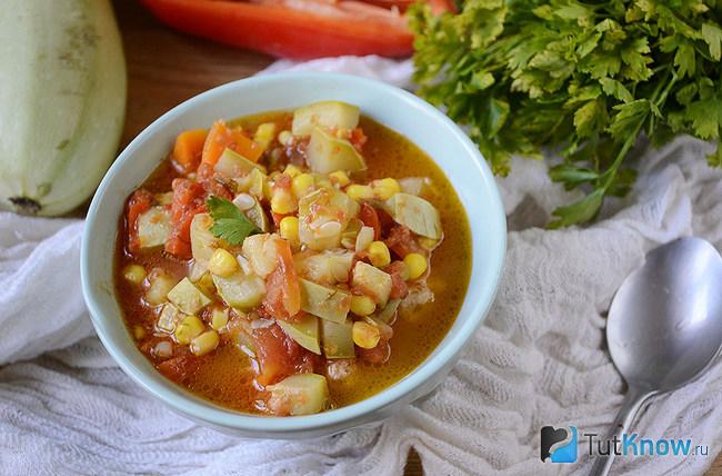 Овощное рагу с кукурузой подано к столу