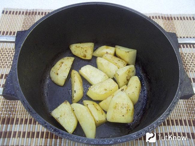 Картофель нарезан дольками и обжарен