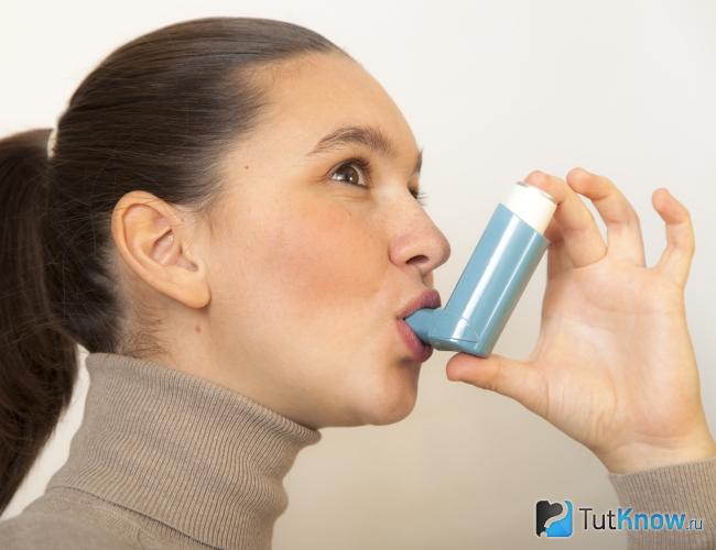 Женщина, страдающая от бронхиальной астмы