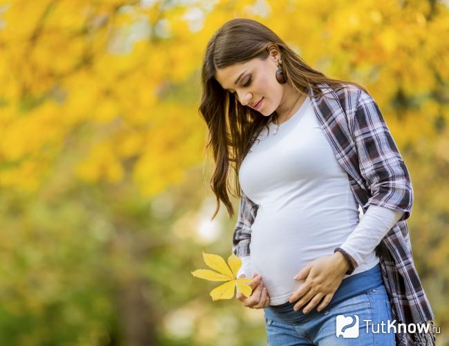 Беременная женщина в парке