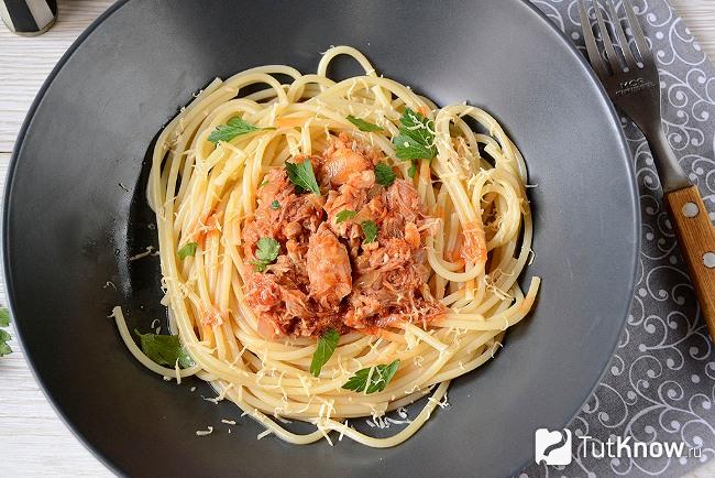 Спагетти с тушенкой в томате в тарелке