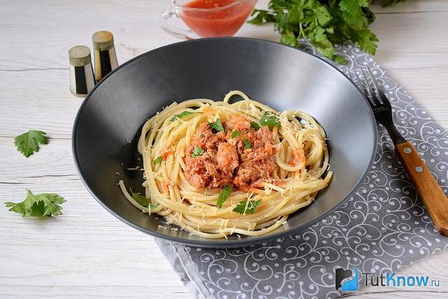 Готовые к подаче спагетти с тушенкой в томате