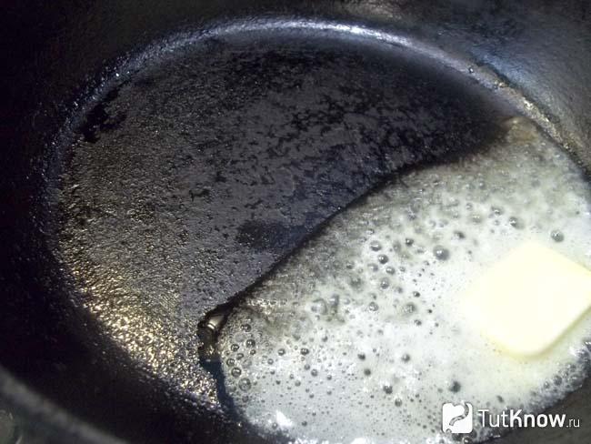 В сковороде растоплено сливочное масло