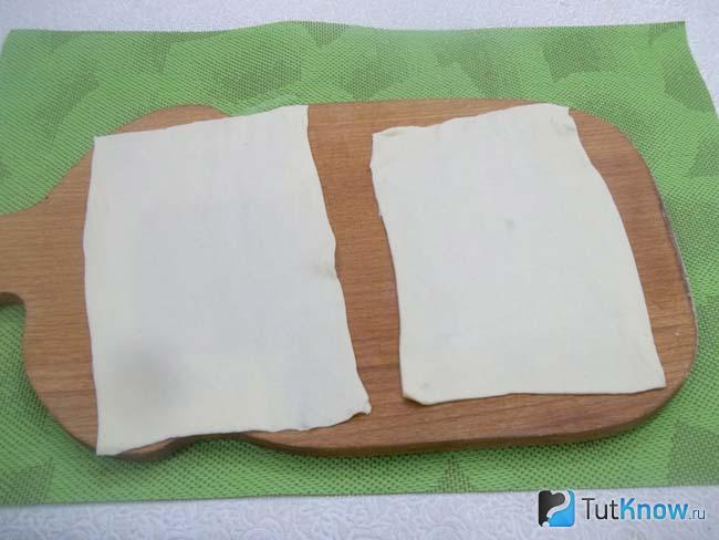 Тесто раскатано в тонкий пласт и вырезаны из него прямоугольники