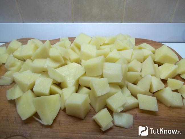 Картофель нарезан кубиками
