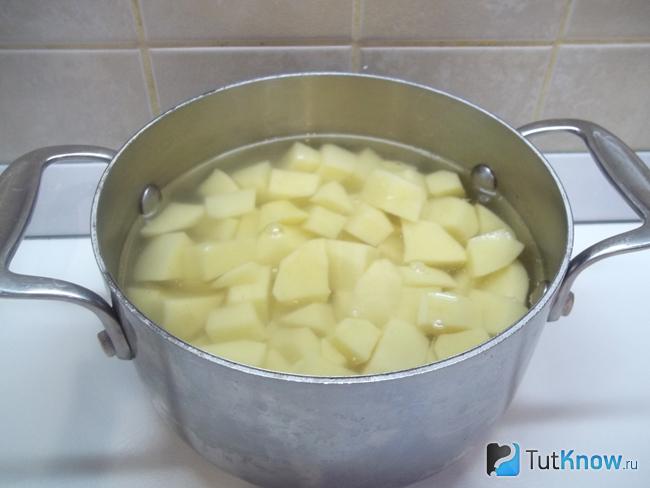 Картофель залит водой