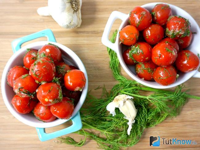 Малосольные помидоры с укропом и чесноком в кастрюле