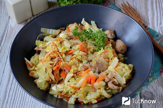 Готовая к подаче тушеная пекинская капуста с курицей