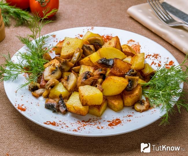 Жареная картошка с грибами и луком в мультиварке