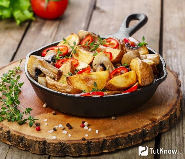 Жареная картошка с грибами на сковороде