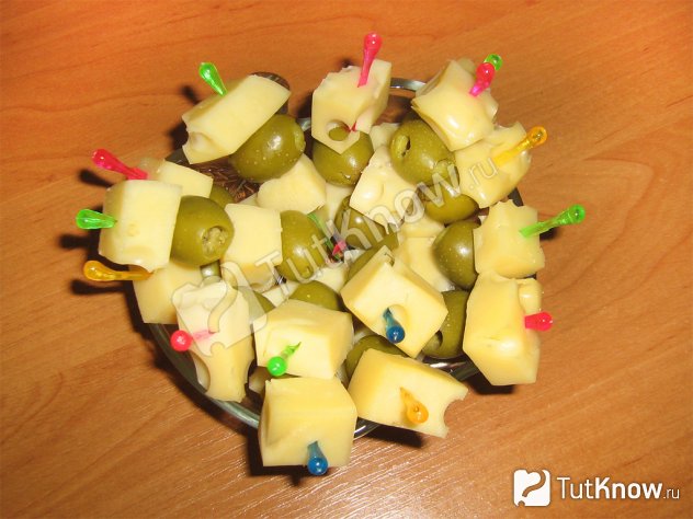 Оливки с сыром на шпажках