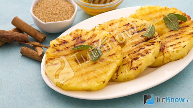 Жареный ананас с мёдом и корицей